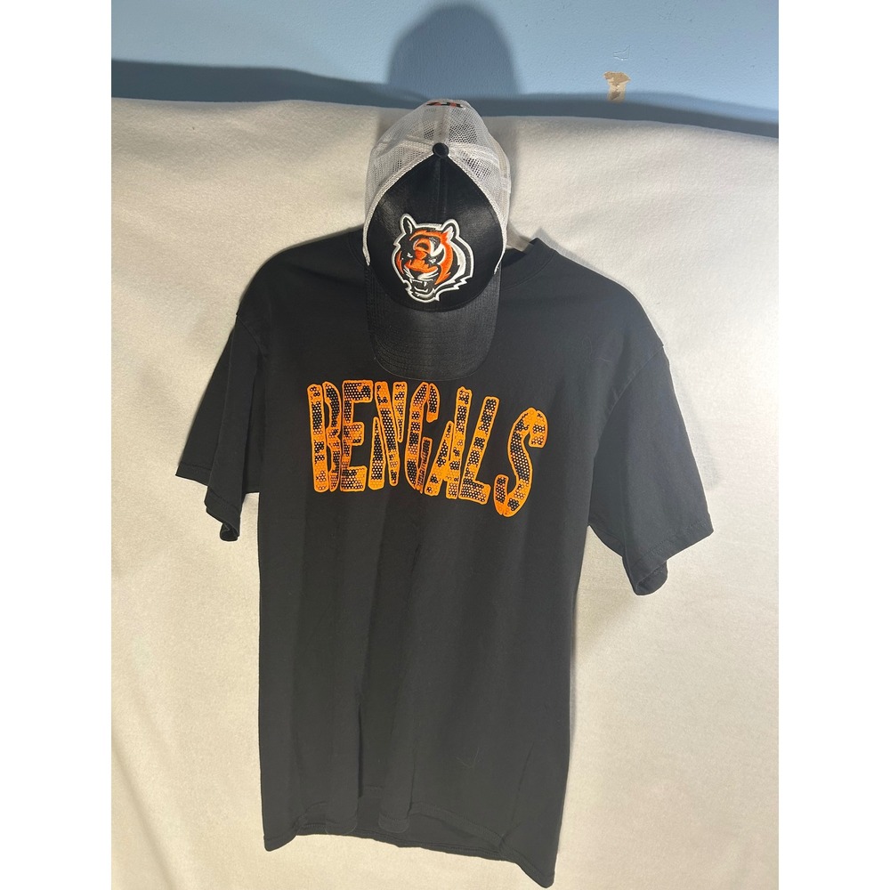 Woman's‎ Cincinnati Bengals T-Shirt and New Era 9FORTY Trucker Hat Set Black